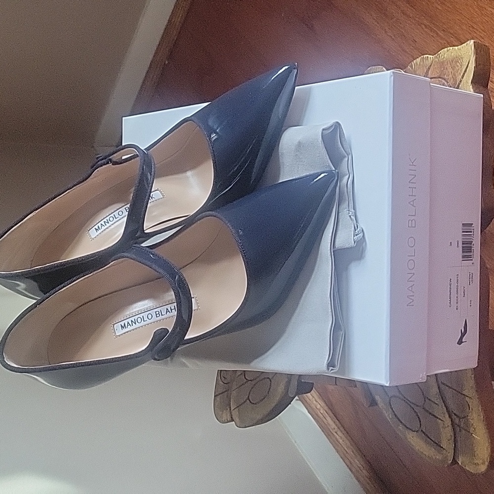 Unworn, Manolo Blahnik Patent Navy Blue Mary Jane Heels Size EU38. - Picture 2 of 10